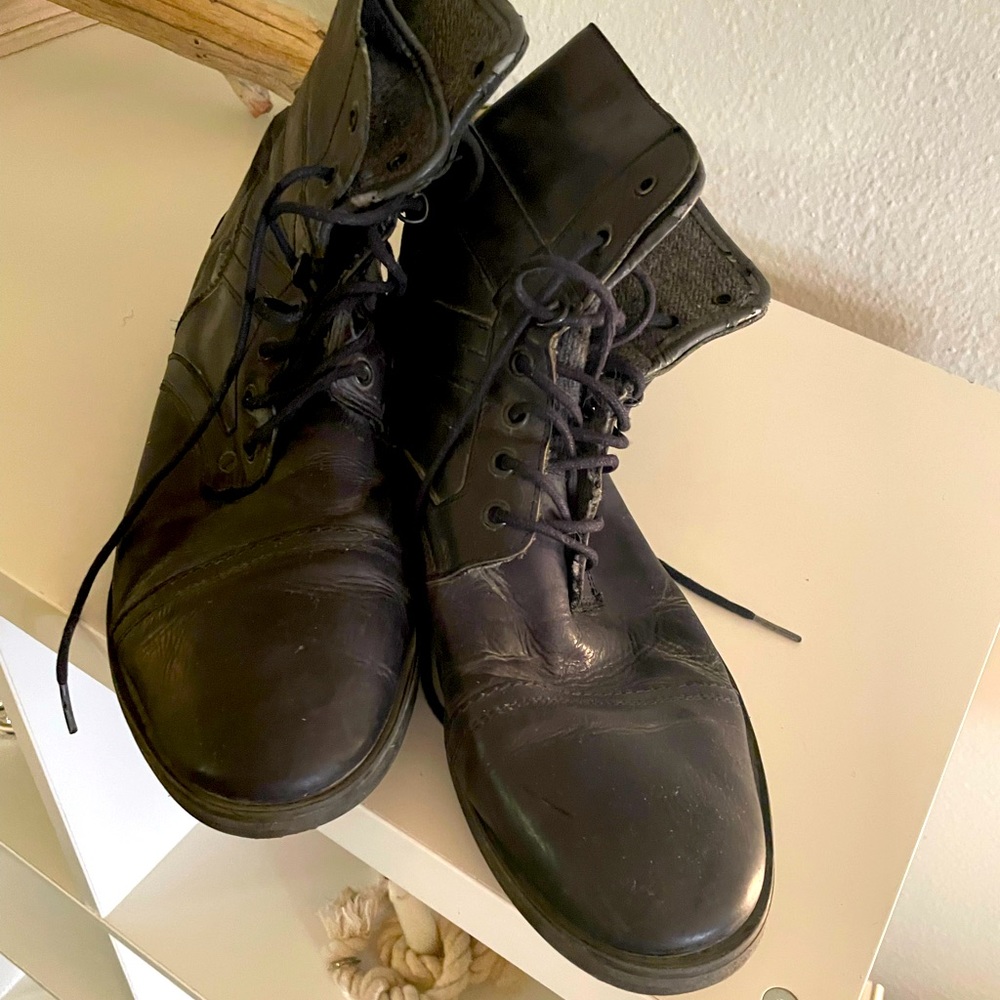 Black boots with pattern. Trendily worn.